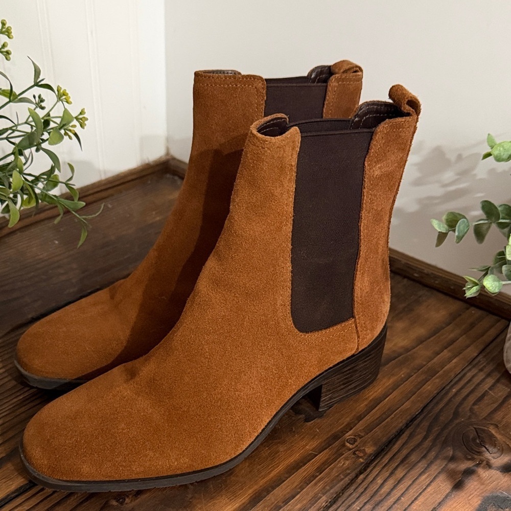 NWT Kenneth Cole Salt Tan Suede Chelsea Ankle Boots